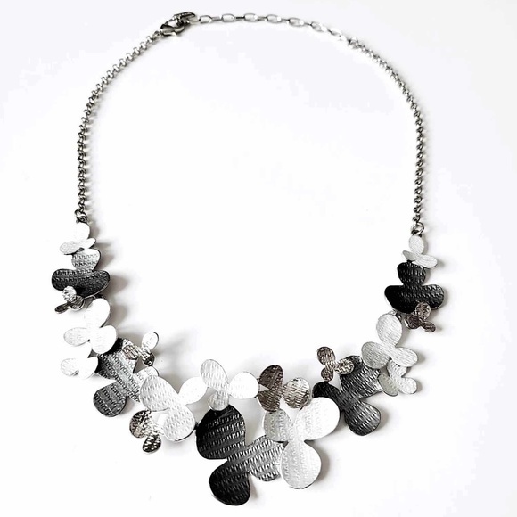SPOUTNIK Silver Chain Link Multi-grey Textured Floral Shapes Necklace - Picture 4 of 11